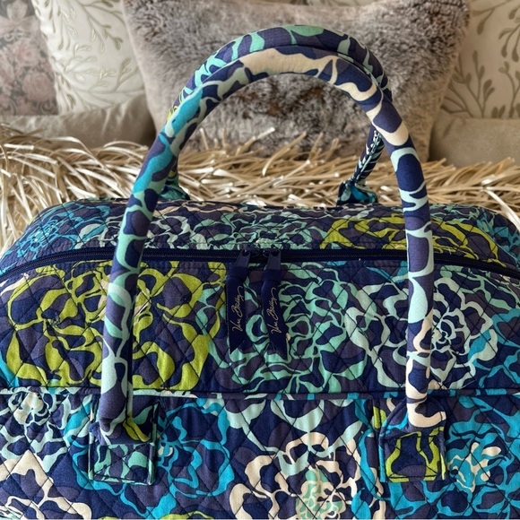 VERA BRADLEY Katalina Blue 2015 Grand Traveler Bag Duffle Green White Floral - Picture 3 of 15